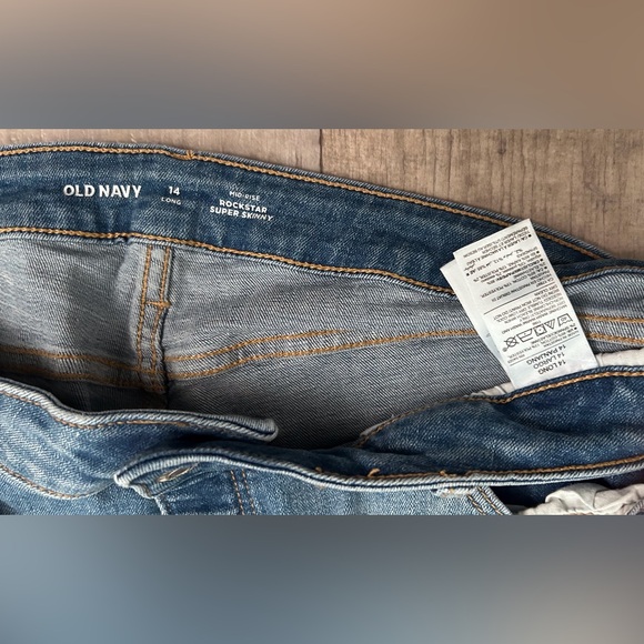 Old Navy Mid-Rise Light Wash Rockstar Super Skinny Jeans Size 14 Long - Like New - Picture 5 of 5